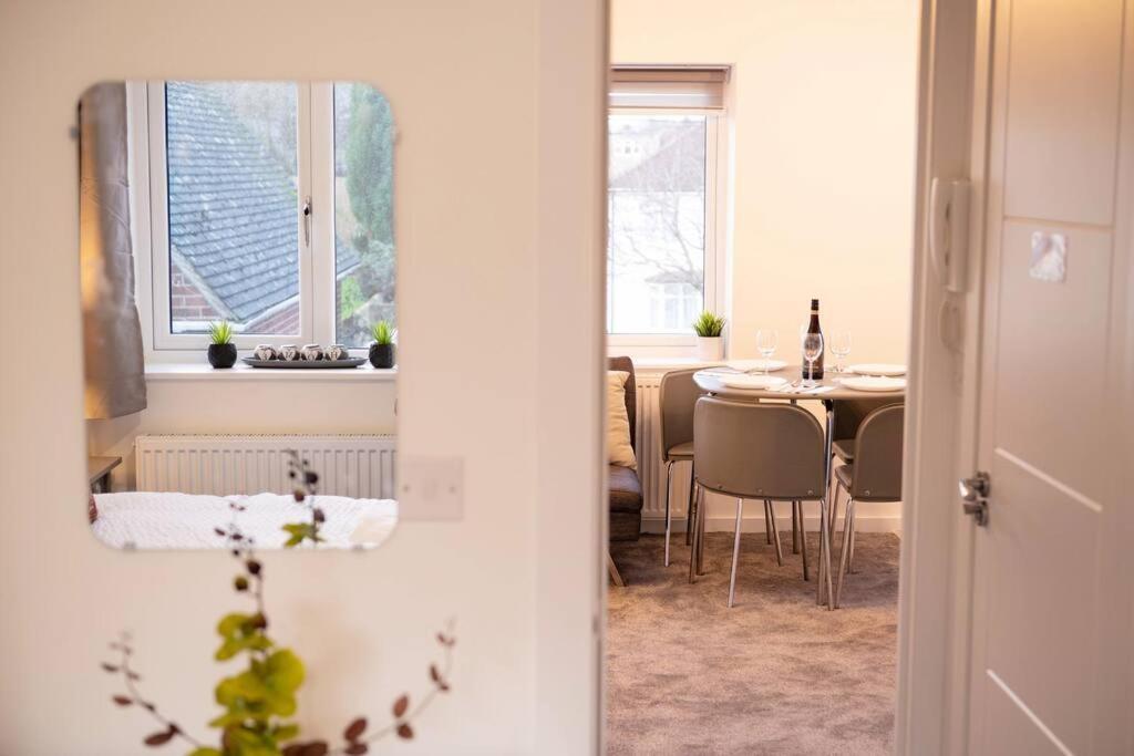 Walnut Flats-F5, Stylish 1-Bedroom - Parking, Netflix, Wifi - Close To Oxford, Bicester & Blenheim Palace Kidlington Bagian luar foto