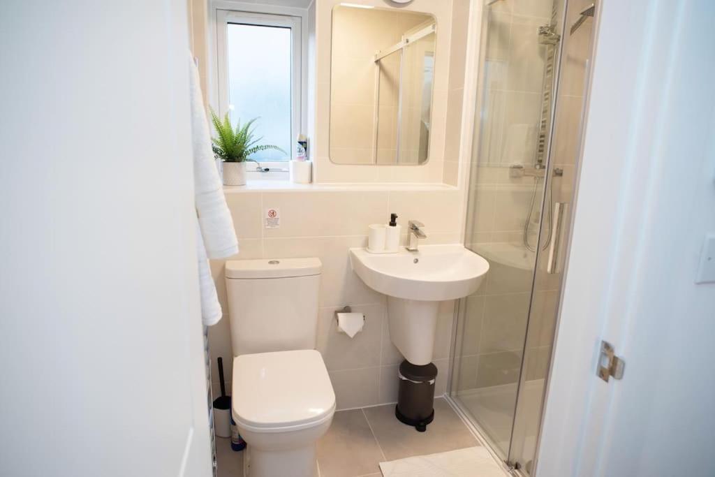 Walnut Flats-F5, Stylish 1-Bedroom - Parking, Netflix, Wifi - Close To Oxford, Bicester & Blenheim Palace Kidlington Bagian luar foto