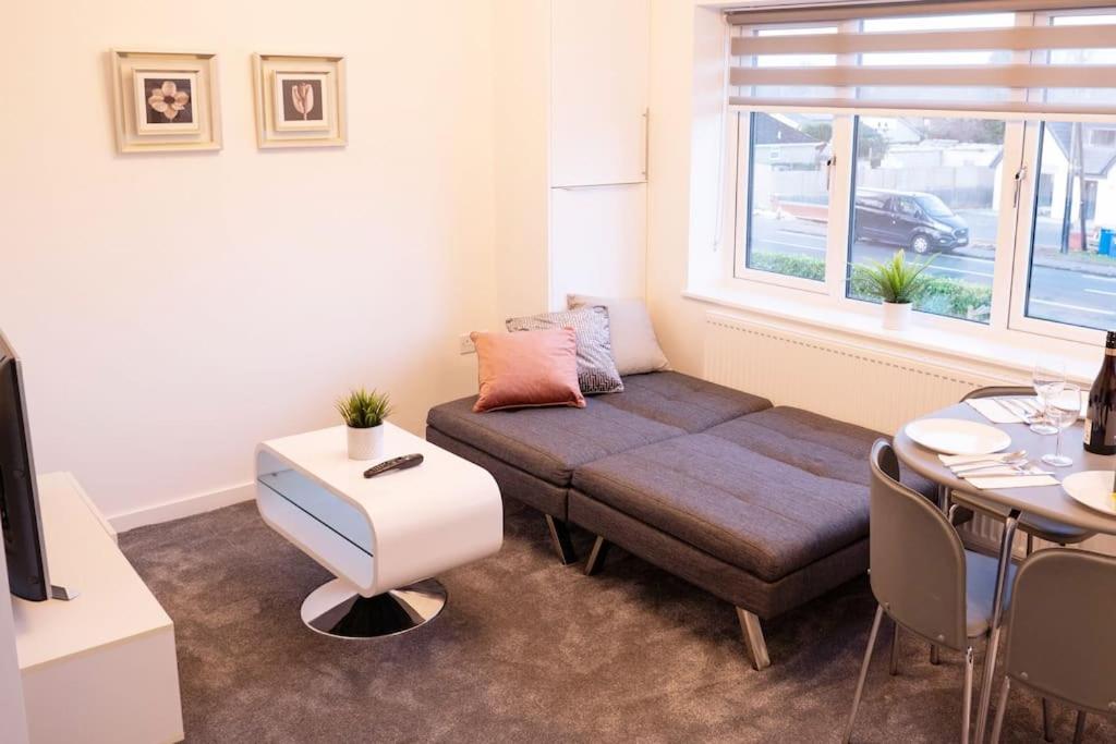 Walnut Flats-F5, Stylish 1-Bedroom - Parking, Netflix, Wifi - Close To Oxford, Bicester & Blenheim Palace Kidlington Bagian luar foto