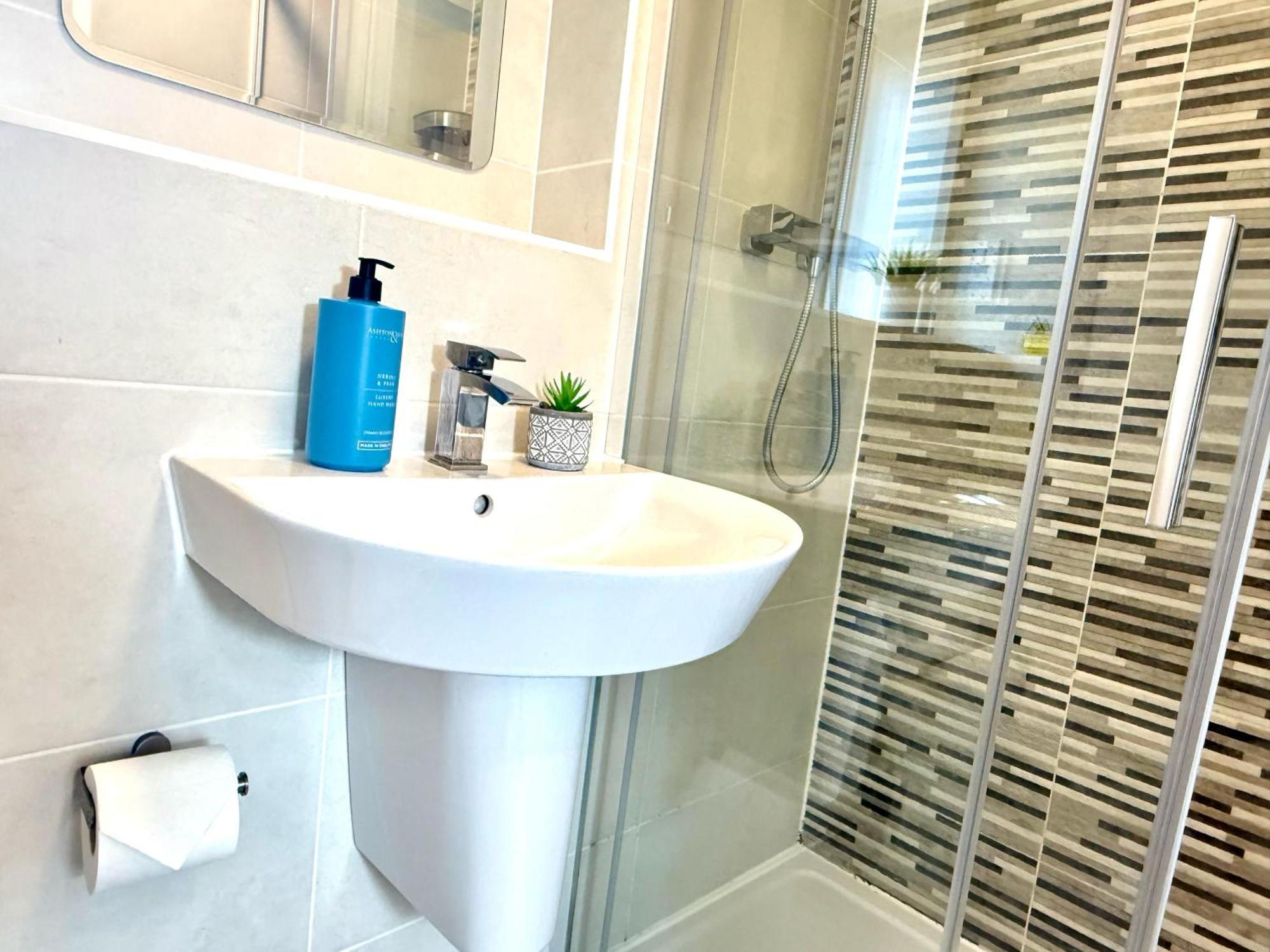 Walnut Flats-F5, Stylish 1-Bedroom - Parking, Netflix, Wifi - Close To Oxford, Bicester & Blenheim Palace Kidlington Bagian luar foto